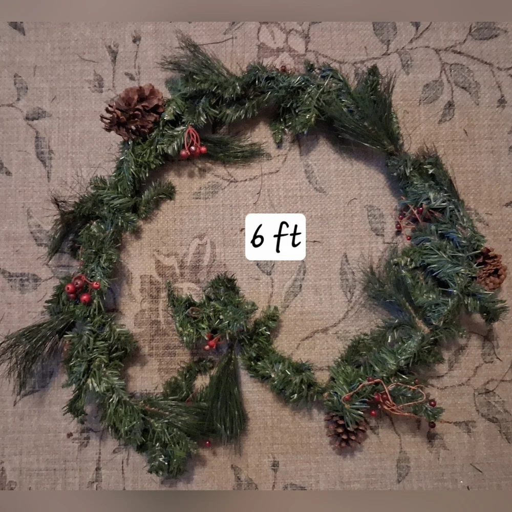 Unlit Indoor/Outdoor Christmas/Holiday Garland Greenery 60ft